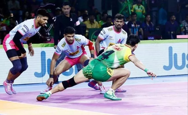 Bengal Warriors beat Patna Pirates 35-26 - Sakshi