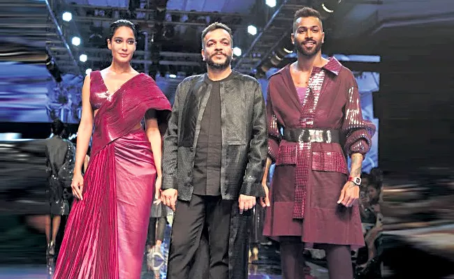 Lisa Heydon Ramp Walk in Lakme Fashion Week - Sakshi