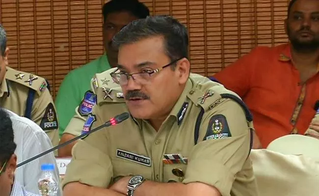 Police Commissioner Anjani Kumar Press Meet Over Attention Diversion Gang - Sakshi