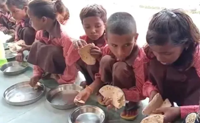 Mirzapur Students In A Government School Mid Day Meal Salt With Rotis - Sakshi