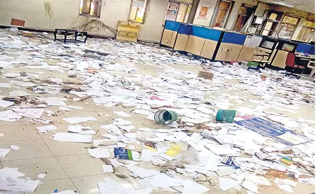 Old Files And Documents Are Move To Garbage In Telangana Secretariat - Sakshi