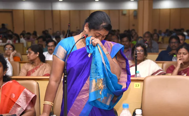 YSRCP Rampachodavaram MLA Dhanalakshmi Weeps In Review Meeting - Sakshi