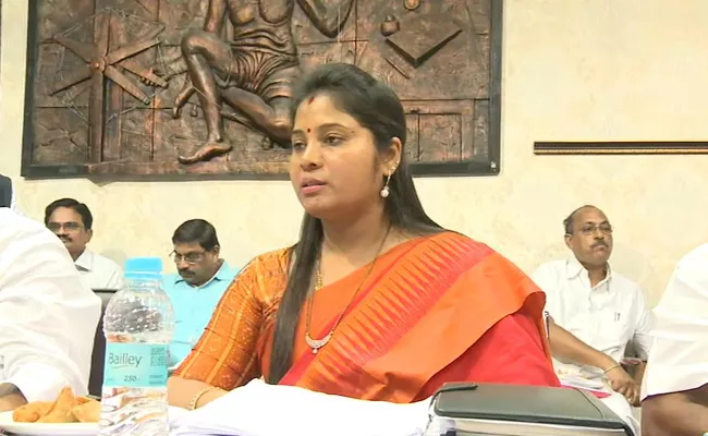 Deputy CM Pushpa Srivani Fires On KGH Doctors - Sakshi