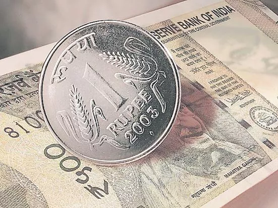 Rupee rebounds 15 paise to 71.66 against USD - Sakshi