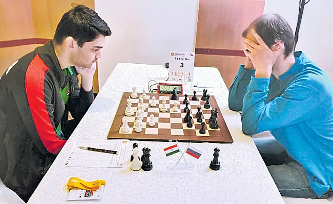 Telanganas Ritwik Beats Russian Grand Master Borris - Sakshi