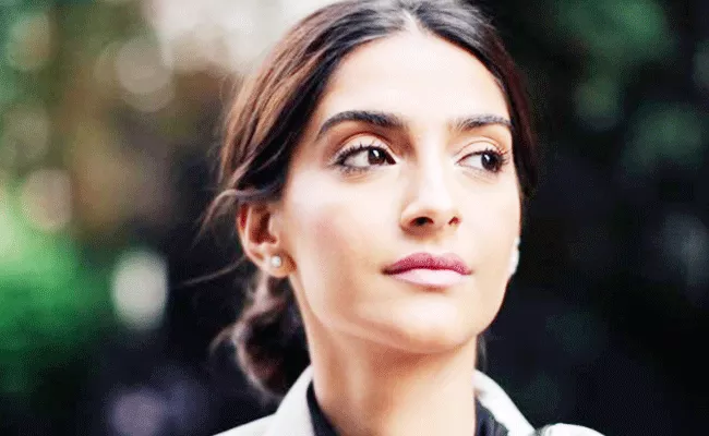 Sonam Kapoor Warning To Vegetarians And Vegans - Sakshi