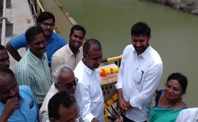 YS Avinash Reddy Release Water From Gandikota Reservoir - Sakshi