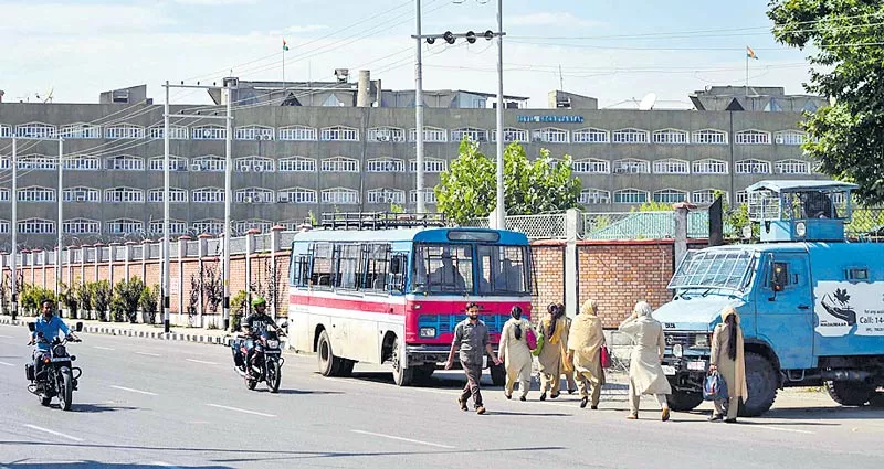 Jammu and Kashmir state flag removed from Civil Secretariat - Sakshi