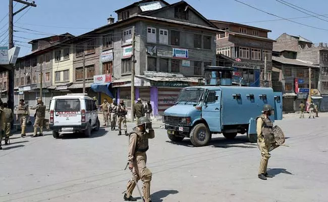 Stone Pelting In Kashmir At Truck Mistaking It for Security Force Vehicle - Sakshi