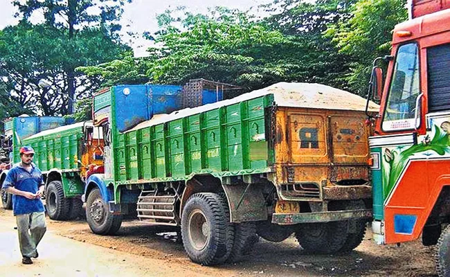 Traffic Police Delayed on No Entry Vehicles Hyderabad - Sakshi