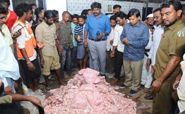 Officers Seized Rotten Chicken In Nellore - Sakshi