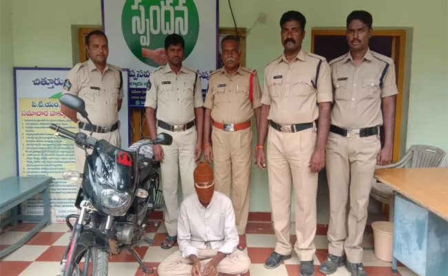 Police Arrested Fake Forest Officer In Chittoor - Sakshi