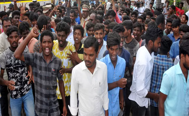 Students Protest Against Their Hostel Facilities Mahabubnagar - Sakshi