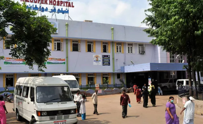 Patient Attendant Attacked Junior Doctor In Niloufer Hospital Hyderabad - Sakshi