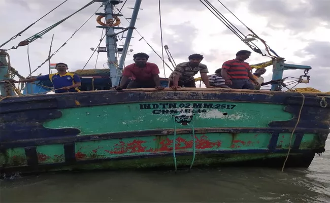 Chennai Fishing Boat Suddenly Stopped In The Middle Of The Sea Rescued At Hamsaladeevi - Sakshi