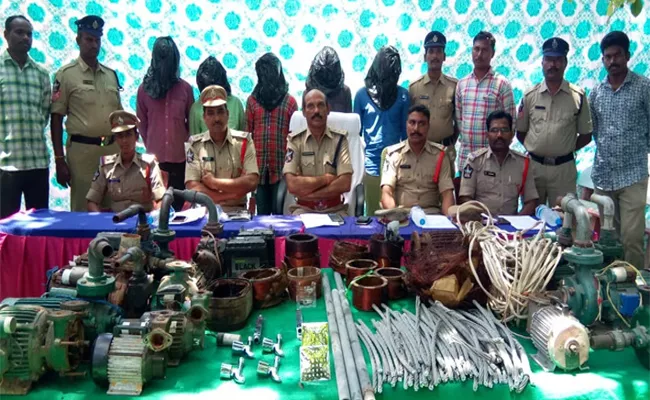 Robbery Gang Arrested By Chirala Town Police - Sakshi