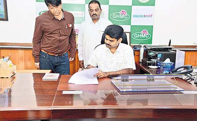 Mayor Wishes to GHMC New Commissioner - Sakshi