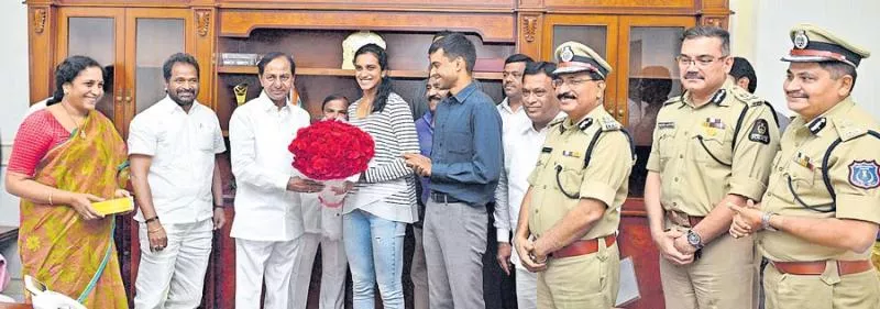 TELANGANA CM KCR felicitates PV Sindhu - Sakshi