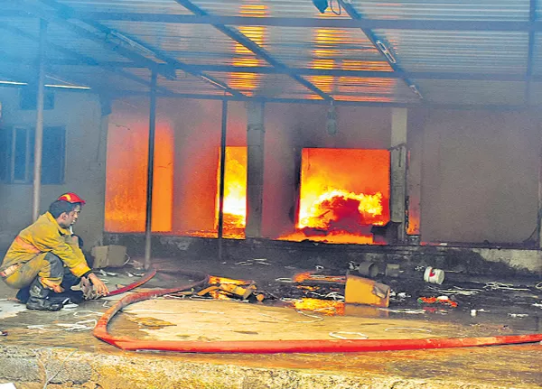 Heavy fire accident in Cherlapalli Industrial area - Sakshi