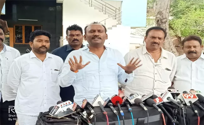 Former MLA of Cheerala YSRCP Incharge Of The Constituency Amanchi Krishnamohan Has Lashed Out At Several Special Branch Officials Of The Police Department For Making False Reports - Sakshi