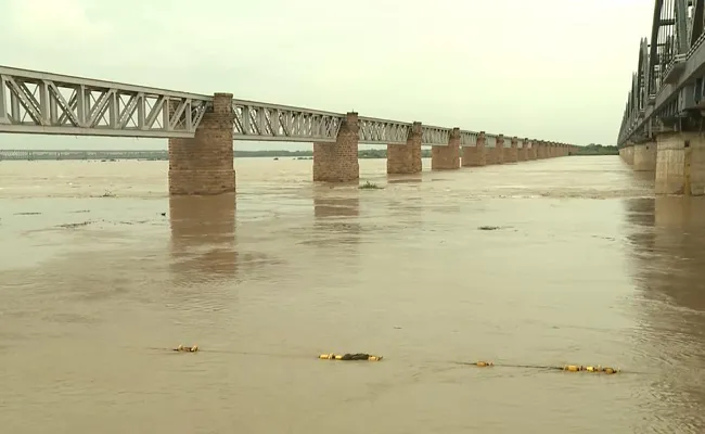 Godavari River Water Level Rising Due To Heavy Rains In Rajahmundry - Sakshi