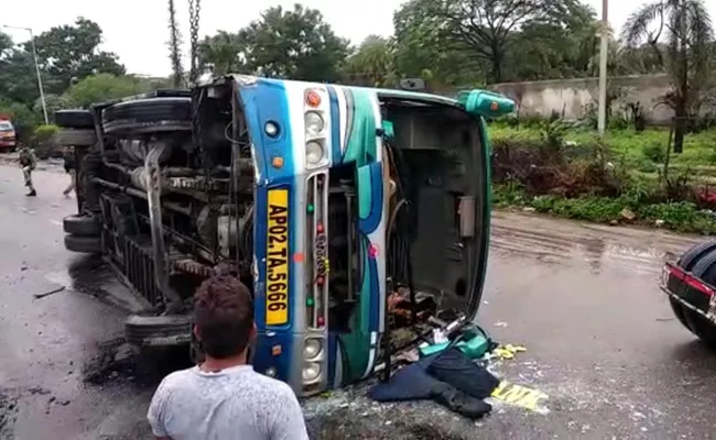 15 hurt as private travels bus overturns in Hyderabad - Sakshi