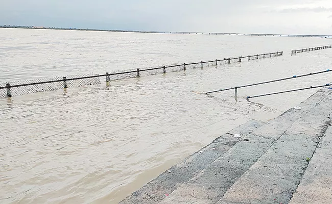 Heavy Rains Continue In Telangana And All Projects With Flood Water - Sakshi