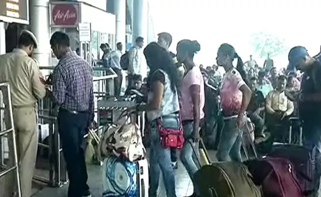 Amarnath Pilgrims Rush To Srinagar Airport - Sakshi