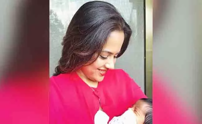 Sameera Reddy Shares Breastfeeding Post With A Special Message - Sakshi