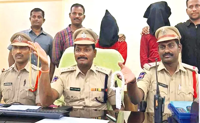 Sports Bikes Robbery Gang Arrest in Hyderabad - Sakshi