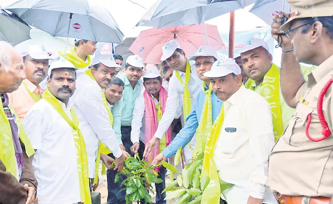 TRS MLA Bhupal Reddy Plant Trees In Medak - Sakshi