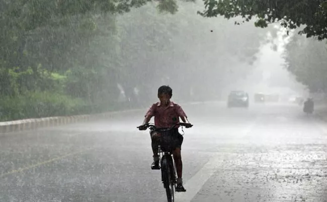 Heavy Rain Forecast for Coastal Andhra For Three Days - Sakshi