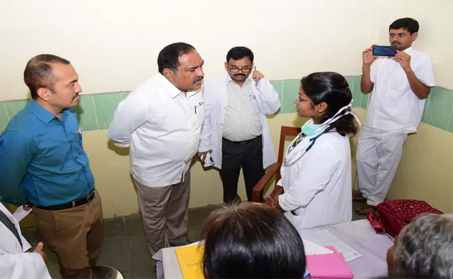 Minister Errabelli Dayakar Rao Visits MGM Hospital In Warangal - Sakshi