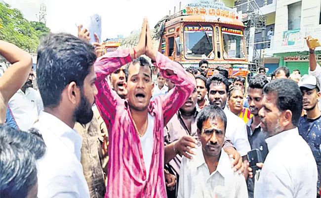 Man Tries To Commit Suicide In Front Of Kothur Police Station - Sakshi