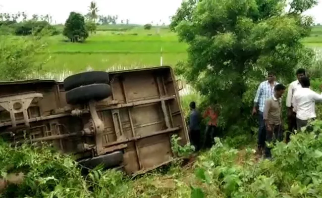 Bus Accident;  MLA Simhadri Ramesh Helped - Sakshi