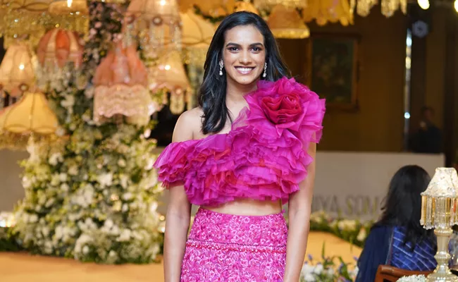 PV Sindhu Showstopper for Designer Shriya Bhupal - Sakshi