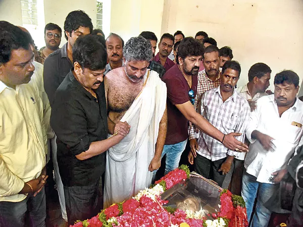 Tearful funerals to the Devadas Kanakala - Sakshi