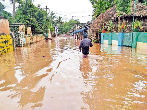 Rising flood flow in the Godavari - Sakshi