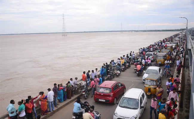 After Heavy Rains Godavari River Leads To Floods In East Godavari - Sakshi