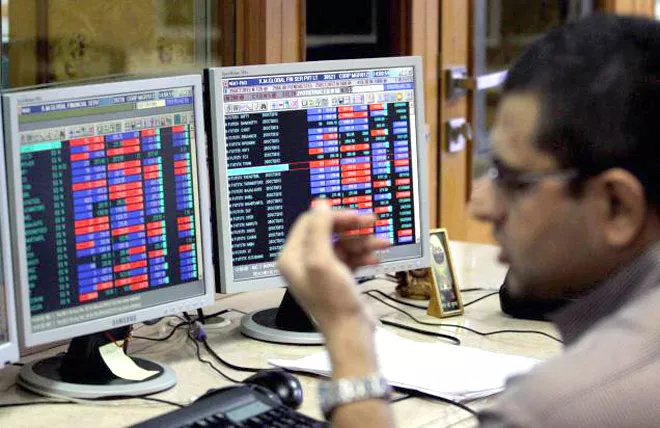 Stock Market Tumbles Over weak Global Cues - Sakshi