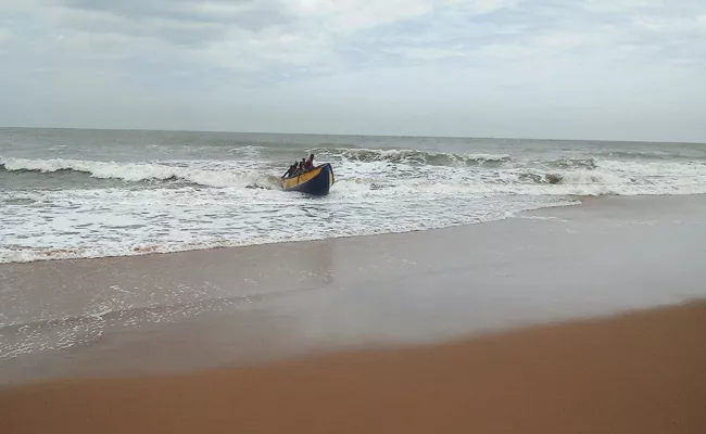 Strong Winds And Heavy Tides Blowing In Vizianagaram - Sakshi