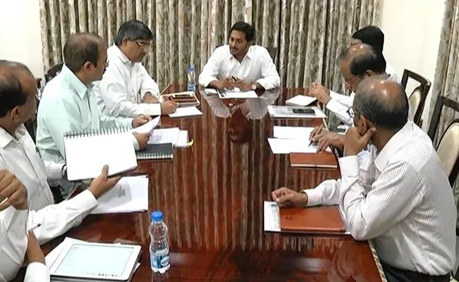 CM YS Jaganmohan Reddy Talks About Godavari Floods With CS And Home Minister - Sakshi