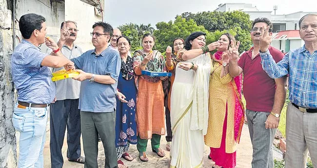 Kashmiri Pandits celebrate scrapping of Article 370 - Sakshi