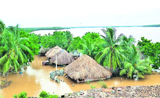 Still Continuous Flow At  Dhavaleswaram First Flood Warning Signal In East Godavari - Sakshi