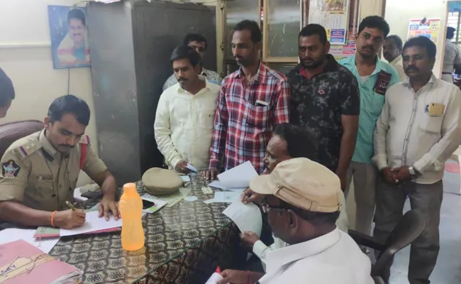 Lucky Dip Fraud Arrested In Kurnool District - Sakshi