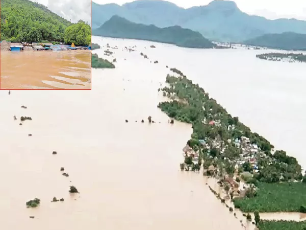 Once again the first warning issued with water level rises at Bhadrachalam - Sakshi