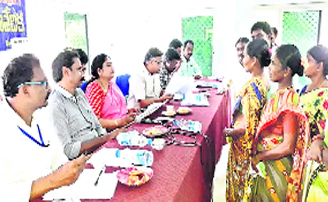 Social Audit Team Inspected On Employment Guarantee Scheme In East Godavari - Sakshi