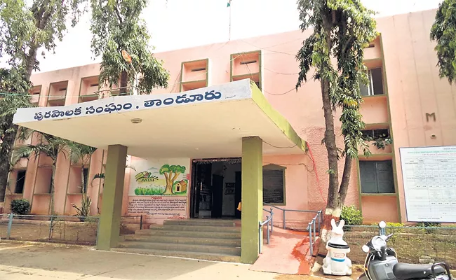 All The Key Posts In The Tanur Municipal Office Are Vacant - Sakshi