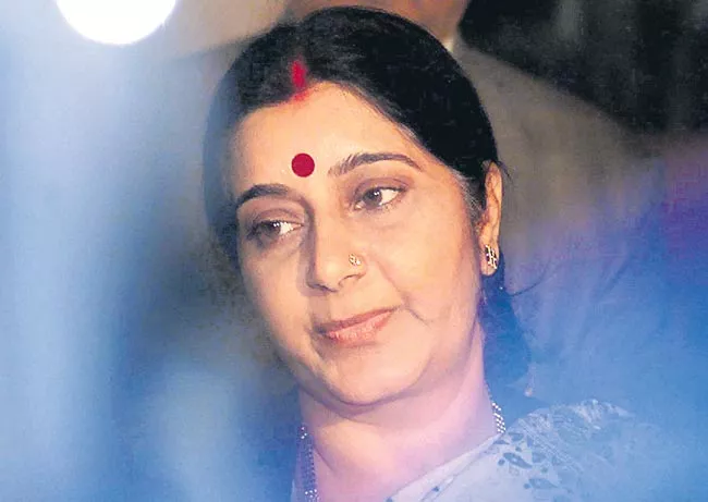 poetic encounters between Sushma, Manmohan Singh enlivened Lok Sabha - Sakshi