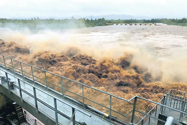 Flowing Flood in Godavari - Sakshi